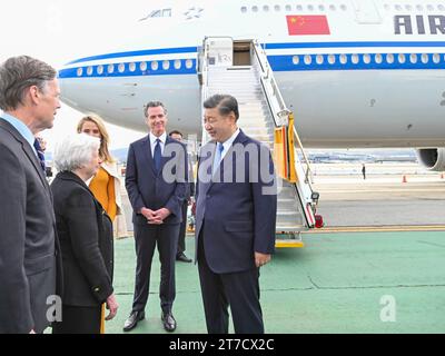 San Francisco, Stati Uniti. 14 novembre 2023. Il presidente cinese Xi Jinping arriva all'aeroporto internazionale di San Francisco per un summit con il presidente degli Stati Uniti Joe Biden, e per partecipare all'incontro dei leader economici della cooperazione economica Asia-Pacifico (APEC), a San Francisco, negli Stati Uniti, 14 novembre 2023. XI è stato ricevuto dal governatore della California Gavin Newsom, dal segretario del Tesoro degli Stati Uniti Janet Yellen e da altri rappresentanti degli Stati Uniti all'aeroporto. Crediti: Xie Huanchi/Xinhua/Alamy Live News Foto Stock