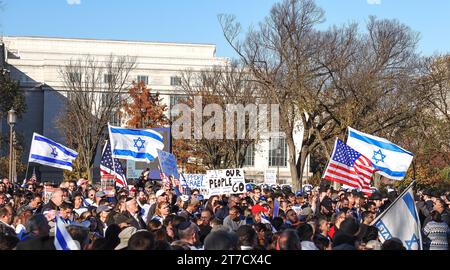 Washington, DC., USA, 14 marzo 2023 la folla sventolava cartelli e bandiere israeliane e americane Foto Stock