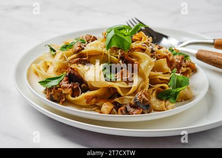 Fettuccine cremose con champignon su un piatto Foto Stock