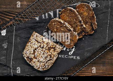 Vista dall'alto del pane di segale artigianale con albicocche secche, prugne e semi di girasole Foto Stock