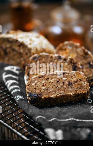 Vista ravvicinata del pane artigianale di segale con albicocche secche, prugne e semi di girasole Foto Stock