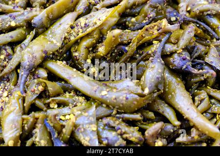 Sottaceti dolci e agrodolci fatti in casa (aam ka aachar) preparati in India. Foto Stock