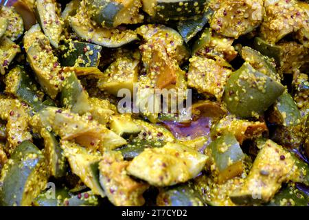 Sottaceti dolci e agrodolci fatti in casa (aam ka aachar) preparati in India. Foto Stock