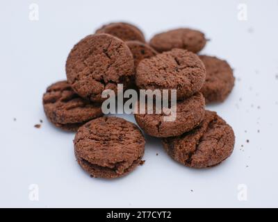 mini biscotti con gocce di cioccolato isolati su sfondo bianco Foto Stock