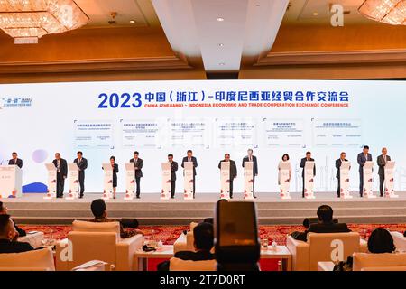 Jakarta. 14 novembre 2023. Questa foto scattata il 14 novembre 2023 mostra la cerimonia di firma della conferenza di scambio della cooperazione economica e commerciale cinese (Zhejiang) - Indonesia del 2023 a Giacarta, Indonesia. PER ANDARE CON "il ministro indonesiano chiede una più stretta cooperazione economica con lo Zhejiang cinese" credito: Xu Qin/Xinhua/Alamy Live News Foto Stock