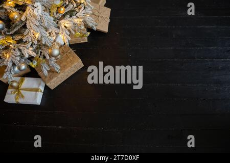 Striscione con molte confezioni regalo nastri in velluto e decorazioni in carta su sfondo turchese. Foto Stock