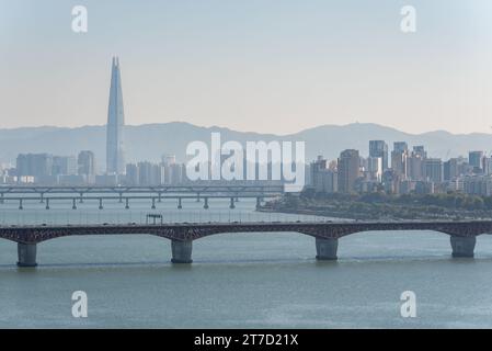 Seoul City scape con il grattacielo Lotte World Tower e il fiume Han a Seoul Corea del Sud il 12 novembre 2023 Foto Stock