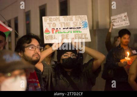 Insegnanti provenienti da almeno 30 scuole diverse provenienti da TUTTA la zona di LOS ANGELES. Anche studenti universitari che presto diventeranno insegnanti. Nero, marrone, asiatico, bianco, isola del Pacifico, arabi, ebrei e tutti i tipi di persone presenti! E’ stata una dimostrazione di autentica solidarietà internazionale con il popolo palestinese. Questo evento è stato organizzato dall'Unione del Barrio e dall'Associazione degli educatori di Raza invitano TUTTI GLI INSEGNANTI e gli impiegati scolastici a partecipare a questo raduno per chiedere che i militari israeliani arrestino immediatamente gli attacchi al popolo palestinese! CESSATE IL FUOCO ORA! Gli educatori hanno detto che NON POSSONO ingannare Foto Stock