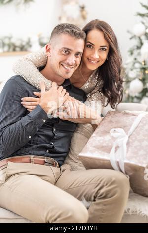 La coppia innamorata festeggia il Natale insieme sorridendo e felice di trascorrere il tempo nella felicità. Foto Stock