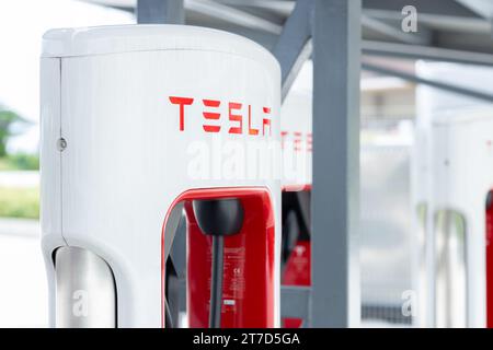 Stazione dock Tesla Supercharger da 250 kW per ricarica batteria auto ev ad alta velocità, servizio aperto a Bangkok, THAILANDIA, 09 novembre 2023. Foto Stock