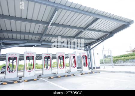 Stazione dock Tesla Supercharger da 250 kW per ricarica batteria auto ev ad alta velocità, servizio aperto a Bangkok, THAILANDIA, 09 novembre 2023. Foto Stock