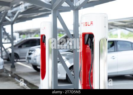 Stazione dock Tesla Supercharger da 250 kW per ricarica batteria auto ev ad alta velocità, servizio aperto a Bangkok, THAILANDIA, 09 novembre 2023. Foto Stock