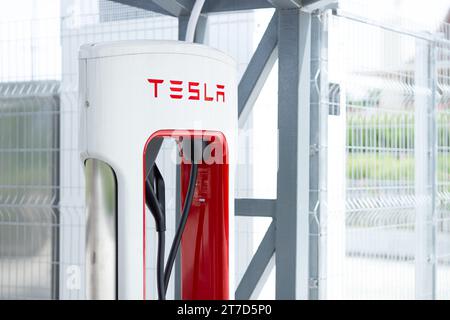 Stazione dock Tesla Supercharger da 250 kW per ricarica batteria auto ev ad alta velocità, servizio aperto a Bangkok, THAILANDIA, 09 novembre 2023. Foto Stock