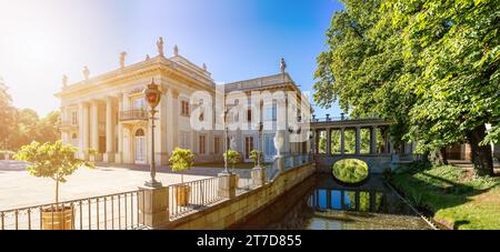 Il Palazzo Lazienki (Palazzo delle Terme, chiamato anche Palazzo sull'acqua e Palazzo sull'isola) è un palazzo barocco nel Parco delle Terme reali di Varsavia, Pol Foto Stock