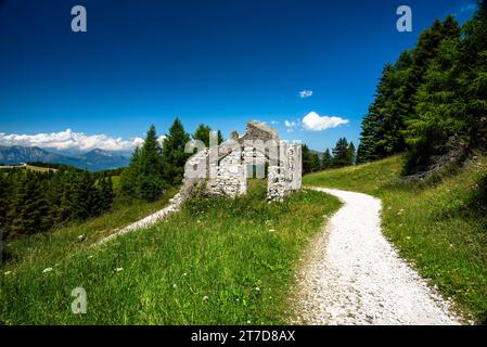 Vista delle rovine del forte austro-ungarico della seconda guerra mondiale Dosso delle somme sull'altopiano di Folgaria in Trentino alto Adige Italia Europa Foto Stock