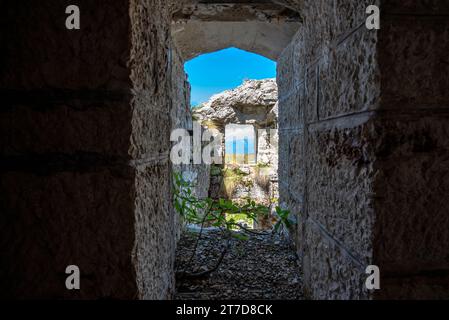 Vista delle rovine del forte austro-ungarico della seconda guerra mondiale Dosso delle somme sull'altopiano di Folgaria in Trentino alto Adige Italia Europa Foto Stock