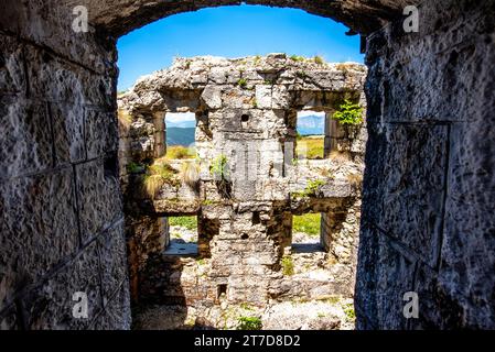 Vista delle rovine del forte austro-ungarico della seconda guerra mondiale Dosso delle somme sull'altopiano di Folgaria in Trentino alto Adige Italia Europa Foto Stock