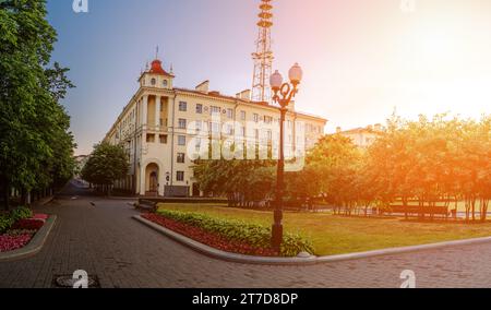 Torre delle telecomunicazioni su Independence Avenue a Minsk, Bielorussia. Independence Avenue attraversa Minsk radialmente dal suo centro verso nord-est. Foto Stock