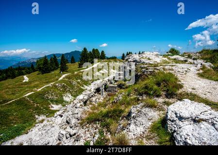 Vista delle rovine del forte austro-ungarico della seconda guerra mondiale Dosso delle somme sull'altopiano di Folgaria in Trentino alto Adige Italia Europa Foto Stock