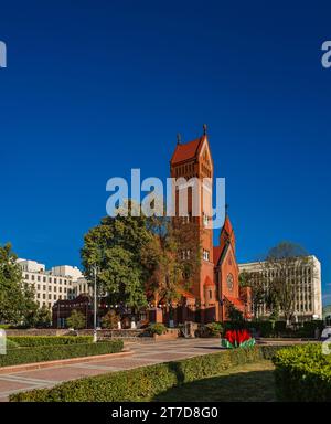 La Chiesa dei Santi Simone ed Elena, nota anche come Chiesa Rossa, è una chiesa cattolica romana situata in Piazza dell'indipendenza a Minsk, in Bielorussia. Foto Stock