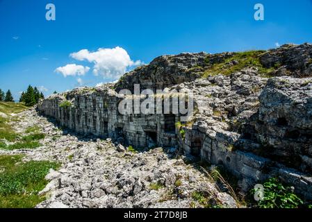 Vista delle rovine del forte austro-ungarico della seconda guerra mondiale Dosso delle somme sull'altopiano di Folgaria in Trentino alto Adige Italia Europa Foto Stock