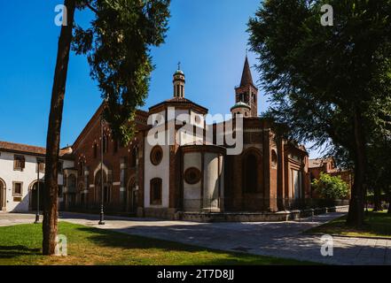 La Basilica di Sant Eustorgio è una chiesa a Milano, nel nord Italia, che si trova nel parco cittadino del Parco delle Basiliche. E' stata per molti anni un'importante fermata per PIL Foto Stock