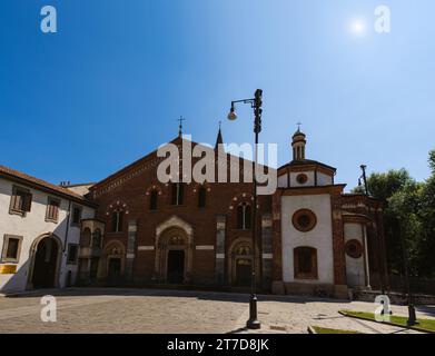 La Basilica di Sant Eustorgio è una chiesa a Milano, nel nord Italia, che si trova nel parco cittadino del Parco delle Basiliche. E' stata per molti anni un'importante fermata per PIL Foto Stock