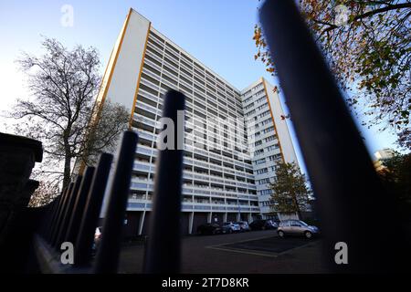 Una vista di Barton House, Bristol, dove centinaia di residenti sono stati evacuati martedì sera dopo che sono stati scoperti problemi strutturali. Indagini condotte in tre dei 98 appartamenti del blocco della torre nell'area di Barton Hill della città hanno rilevato che c'è un Wrisk nella struttura del blocco in caso di incendio, esplosione o grande impatto. Data foto: Mercoledì 15 novembre 2023. Foto Stock