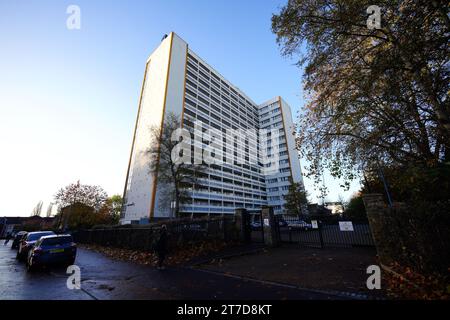 Una vista di Barton House, Bristol, dove centinaia di residenti sono stati evacuati martedì sera dopo che sono stati scoperti problemi strutturali. Indagini condotte in tre dei 98 appartamenti del blocco della torre nell'area di Barton Hill della città hanno rilevato che esiste un rischio per la struttura del blocco in caso di incendio, esplosione o impatto di grandi dimensioni. Data foto: Mercoledì 15 novembre 2023. Foto Stock