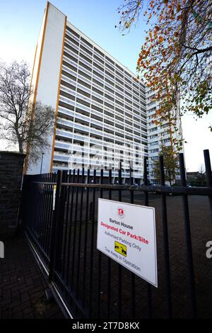 Una vista di Barton House, Bristol, dove centinaia di residenti sono stati evacuati martedì sera dopo che sono stati scoperti problemi strutturali. Indagini condotte in tre dei 98 appartamenti del blocco della torre nell'area di Barton Hill della città hanno rilevato che esiste un rischio per la struttura del blocco in caso di incendio, esplosione o impatto di grandi dimensioni. Data foto: Mercoledì 15 novembre 2023. Foto Stock