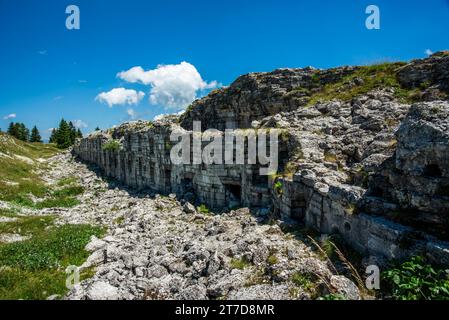 Vista delle rovine del forte austro-ungarico della seconda guerra mondiale Dosso delle somme sull'altopiano di Folgaria in Trentino alto Adige Italia Europa Foto Stock