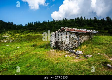 Rifugio alpino sul Monte Ortigara, teatro della prima Guerra Mondiale, tra prati verdi e prati all'aperto sull'atipico altopiano di Asiago Vicenza Veneto Foto Stock