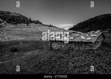 Rifugio alpino sul Monte Ortigara, teatro della prima Guerra Mondiale, tra prati verdi e prati all'aperto sull'atipico altopiano di Asiago Vicenza Veneto Foto Stock