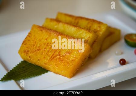 Un piatto di deliziosa torta dorata fritta in padella Foto Stock