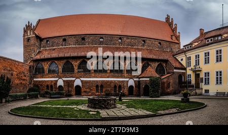 Castello di Ordensburg costruito dall'ordine Teutonico a Olsztyn. Olsztyn (Allenstein, Holstin) è una città sul fiume Lyna, nel nord-est della Polonia. Olsztyn è capitale Foto Stock