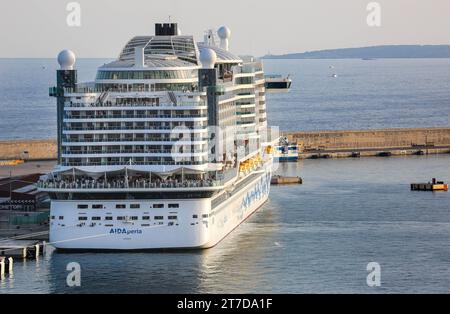 Gigantesca nave da crociera AIDAperla (operatore tedesco AIDA Cruises), costruita nel cantiere navale giapponese, ormeggiata a Palma di Maiorca, Spagna, livrea per il trucco dello scafo con rossetto Foto Stock