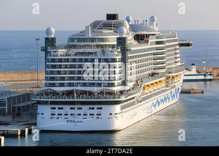 Gigantesca nave da crociera AIDAperla (operatore tedesco AIDA Cruises), costruita nel cantiere navale giapponese, ormeggiata a Palma di Maiorca, Spagna, livrea per il trucco dello scafo con rossetto Foto Stock