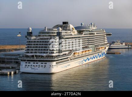 Gigantesca nave da crociera AIDAperla (operatore tedesco AIDA Cruises), costruita nel cantiere navale giapponese, ormeggiata a Palma di Maiorca, Spagna, livrea per il trucco dello scafo con rossetto Foto Stock