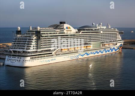 Gigantesca nave da crociera AIDAperla (operatore tedesco AIDA Cruises), costruita nel cantiere navale giapponese, ormeggiata a Palma di Maiorca, Spagna, livrea per il trucco dello scafo con rossetto Foto Stock