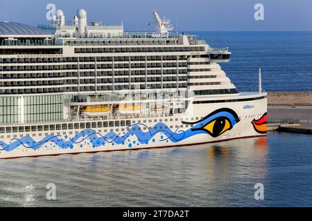 Gigantesca nave da crociera AIDAperla (operatore tedesco AIDA Cruises), costruita nel cantiere navale giapponese, ormeggiata a Palma di Maiorca, Spagna, livrea per il trucco dello scafo con rossetto Foto Stock