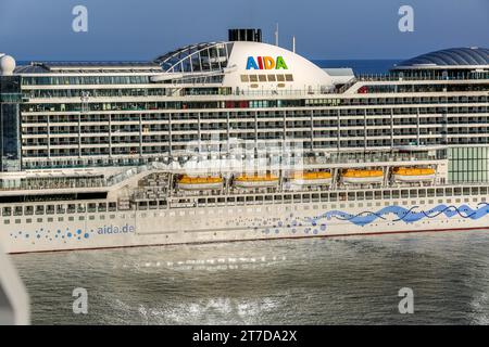 Gigantesca nave da crociera AIDAperla (operatore tedesco AIDA Cruises), costruita nel cantiere navale giapponese, ormeggiata a Palma di Maiorca, Spagna, livrea per il trucco dello scafo con rossetto Foto Stock