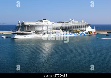 Gigantesca nave da crociera AIDAperla (operatore tedesco AIDA Cruises), costruita nel cantiere navale giapponese, ormeggiata a Palma di Maiorca, Spagna, livrea per il trucco dello scafo con rossetto Foto Stock