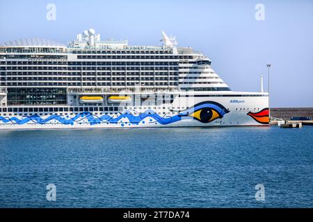 Gigantesca nave da crociera AIDAperla (operatore tedesco AIDA Cruises), costruita nel cantiere navale giapponese, ormeggiata a Palma di Maiorca, Spagna, livrea per il trucco dello scafo con rossetto Foto Stock