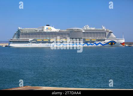 Gigantesca nave da crociera AIDAperla (operatore tedesco AIDA Cruises), costruita nel cantiere navale giapponese, ormeggiata a Palma di Maiorca, Spagna, livrea per il trucco dello scafo con rossetto Foto Stock