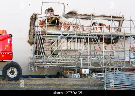 Ponteggi galleggianti per riparare una grande breccia nello scafo danneggiato della nave da crociera MS Astor nel porto di St Nazaire a seguito di un incidente a Nantes, shiprepair Foto Stock