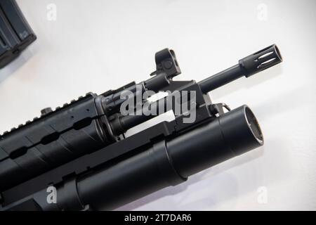 Fucile da cecchino di precisione, esposto alla fiera internazionale per l'equipaggiamento militare, a Belgrado, Serbia Foto Stock
