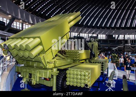 Lanciarazzi multi-canna (MRL) o sistema a razzo multiplo (MLRS) con 32 tubi di lancio del calibro 128 mm, equipaggiamento militare di guerra, esposti Foto Stock