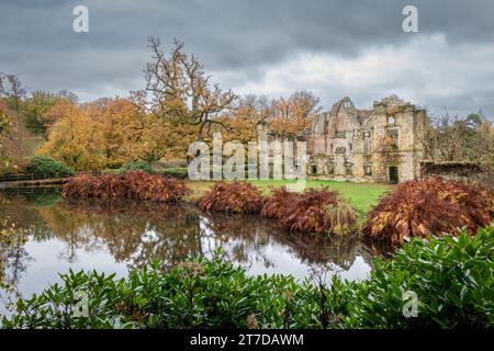 Colori autunnali e riflessi d'acqua al Castello di Scotney nel Regno Unito Foto Stock