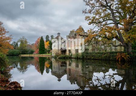 Colori autunnali e riflessi d'acqua al Castello di Scotney nel Regno Unito Foto Stock