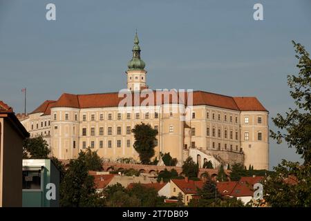 Castello di Mikulov, vista da ovest dal ponte sopra il 28. via rijna. Il castello di Mikulov si trova nella regione della Moravia meridionale, nel distretto di Foto Stock
